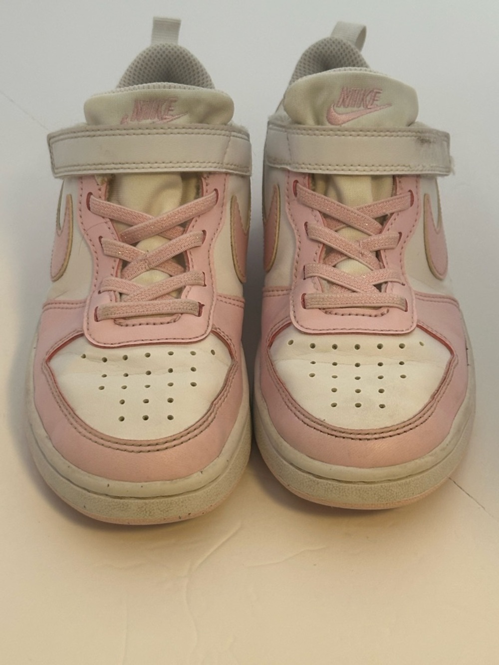Nike Kids White and Light Pink Velcro Lace-Up Sneakers Size 1Y - Picture 2 of 6